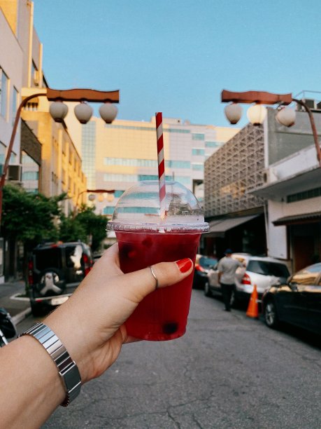 在街上拿着一杯果汁的女人图片下载