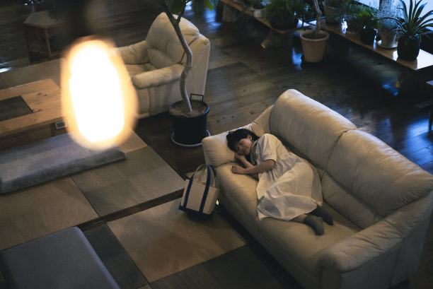 年轻女子在沙发上休息图片下载