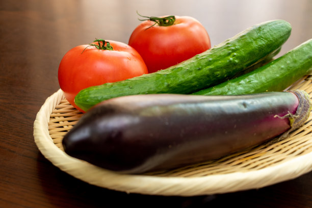 新鲜的夏季蔬菜放在竹滤锅里图片下载