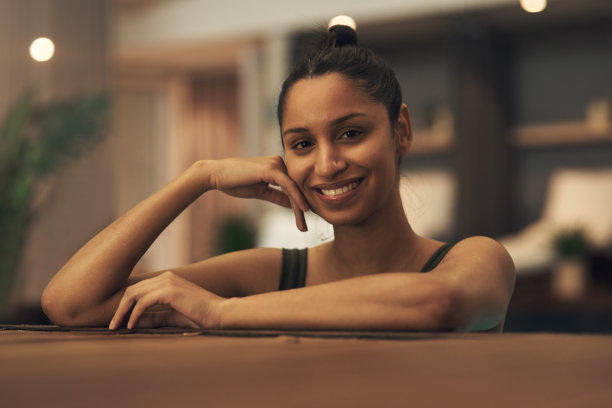 一个年轻女子在温泉池里放松的照片图片下载