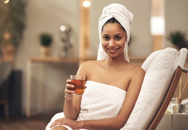 一个女人在享受水疗的时候喝茶的照片图片下载