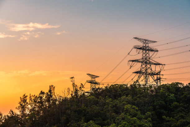蓝天中的高压电杆图片下载