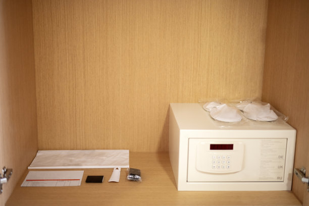 锁银行金库在壁橱在家里或在酒店房间图片下载