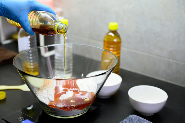 女人在厨房手工准备月饼面团图片下载