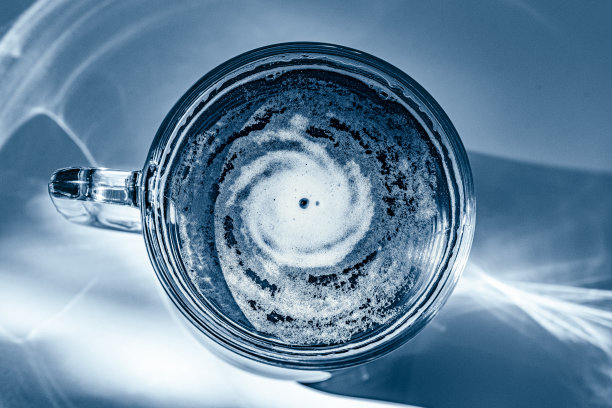 螺旋星系在一杯茶里图片下载