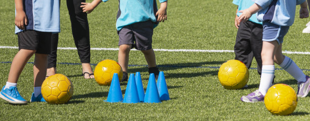 学龄前儿童在营地学习踢足球图片下载