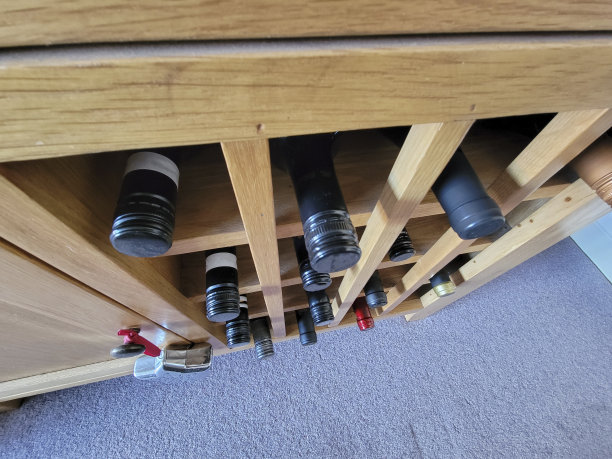 家庭酒廊的酒架图片下载