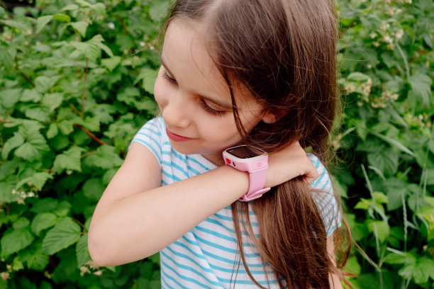 孩子手上的智能手表。女孩包括智能手表手指。图片下载