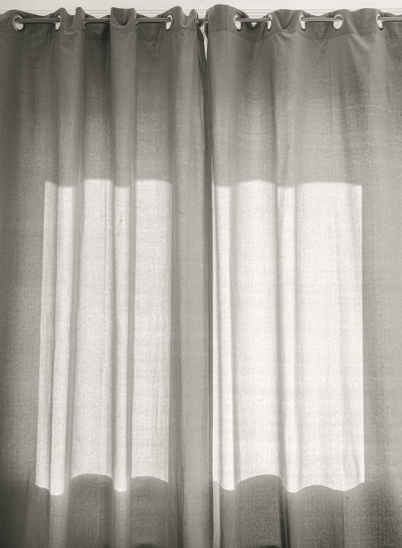 复古的窗帘挂在钢轨上，遮住了一扇阳光明媚的窗户图片下载