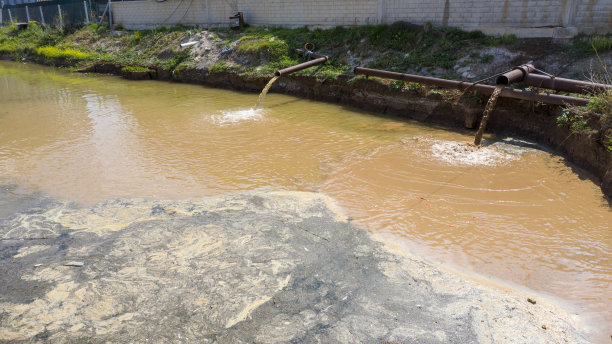 废水流到河里。脏水和环境污染。图片下载