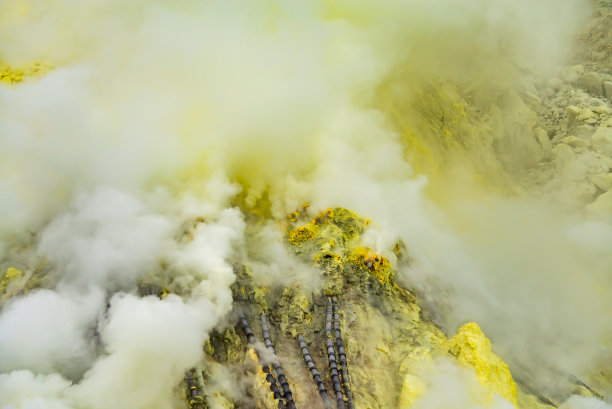 伊真火山硫磺矿坑景观图片下载