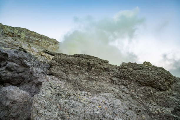 卡瓦伊真火山伊真火山口早晨的岩壁与硫磺矿图片下载