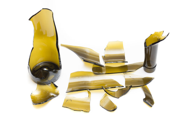 部分破碎的玻璃瓶被隔离在白色的背景上。年代图片下载