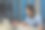 一个年轻男子大学生使用笔记本电脑在家学习的肖像:-库存照片图片下载