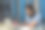一个年轻男子大学生使用笔记本电脑在家学习的肖像:-库存照片图片下载
