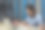 一个年轻男子大学生使用笔记本电脑在家学习的肖像:-库存照片图片下载