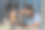 一个年轻男子大学生使用笔记本电脑在家学习的肖像:-库存照片图片下载