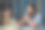 一个年轻男子大学生使用笔记本电脑在家学习的肖像:-库存照片图片下载