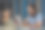 一个年轻男子大学生使用笔记本电脑在家学习的肖像:-库存照片图片下载