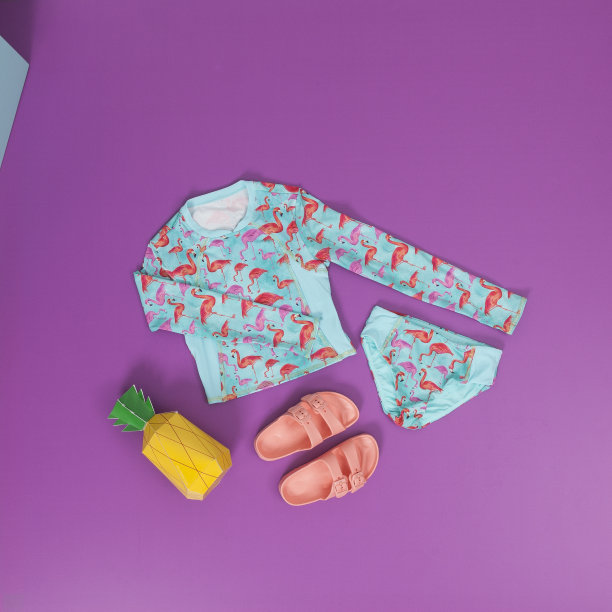 时尚的孩子-女孩泳衣的两件套与人字拖。图片下载