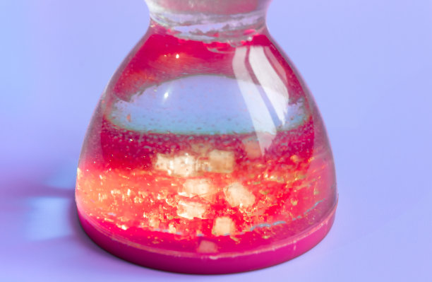 水钟在紫罗兰背景上。图片下载