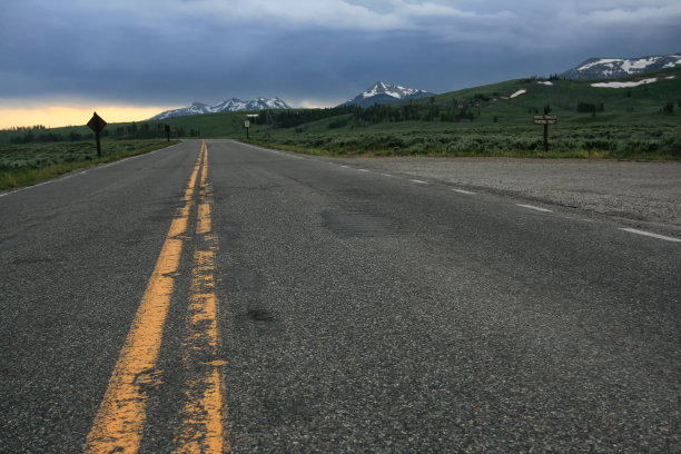 日落时的黄石国家公园街道路线图片下载