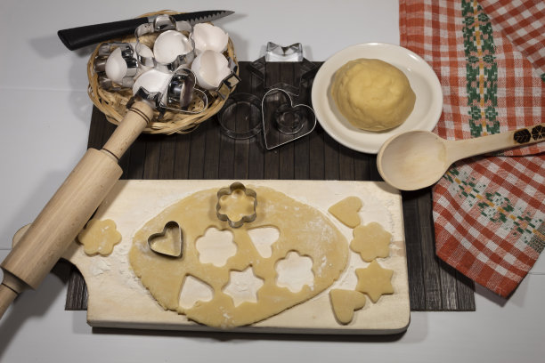 桌上放着生面团，鸡蛋，饼干模具。图片下载
