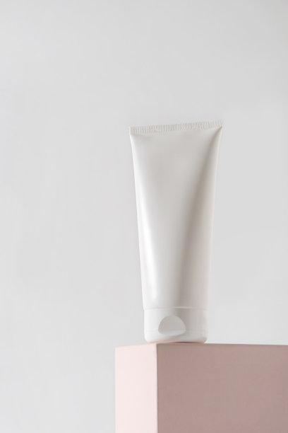 粉色平台上的白色瓶子化妆品。展示粉红裙摆与化妆品。图片下载