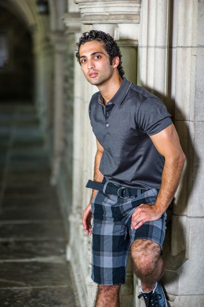 年轻人环顾四周图片下载