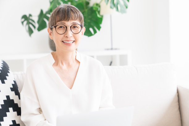 使用笔记本电脑的老年妇女图片下载