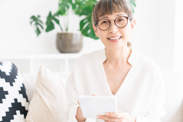 使用平板电脑的老年妇女图片下载
