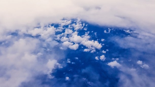 蓝天映衬着白云图片下载