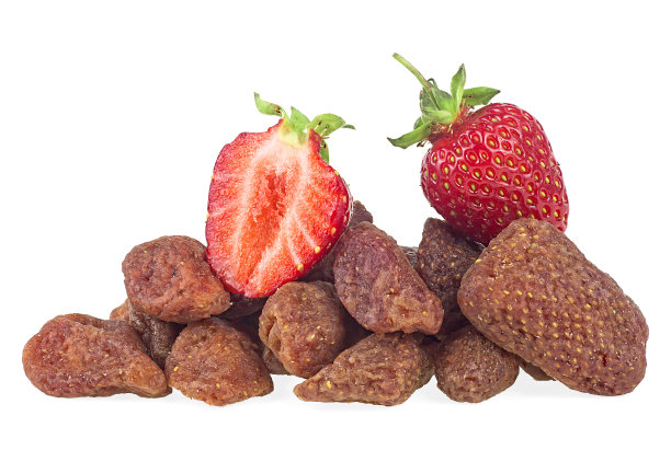 新鲜草莓和干草莓孤立在白色的背景。脱水草莓。酸甜草莓干。图片下载