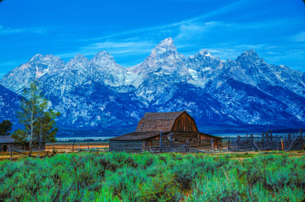 大提顿国家公园与谷仓和自然景观在前景图片下载