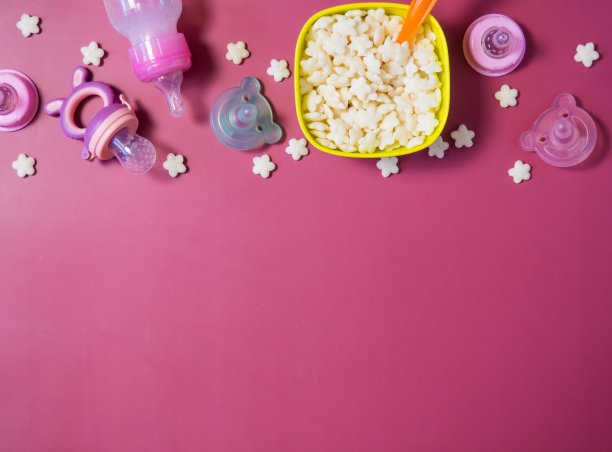 宝宝干米片放在硅胶碗里，概念宝宝食品，放置文字图片下载