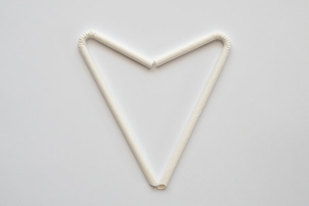 可降解的环保白纸吸管，白色背景图片下载