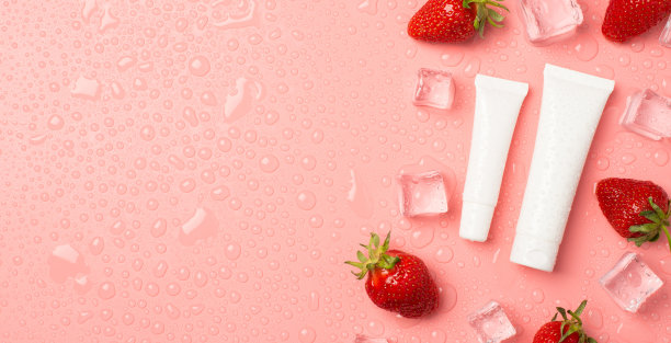 俯视图照片两种不同大小的白色管没有标签的草莓冰块和滴在右边孤立的淡粉色背景与copyspace在左边图片下载