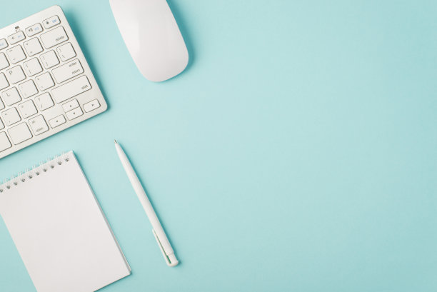俯视图照片的白色键盘鼠标组织者和笔在孤立的柔和蓝色背景与copyspace图片下载