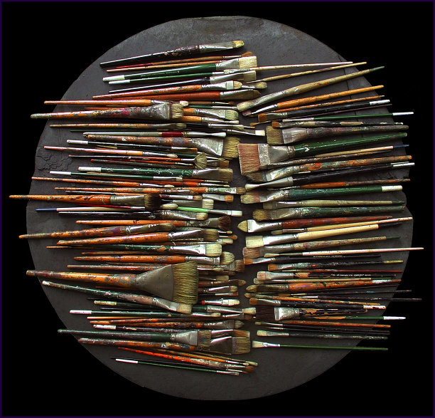 圆桌上的艺术家画笔图片下载