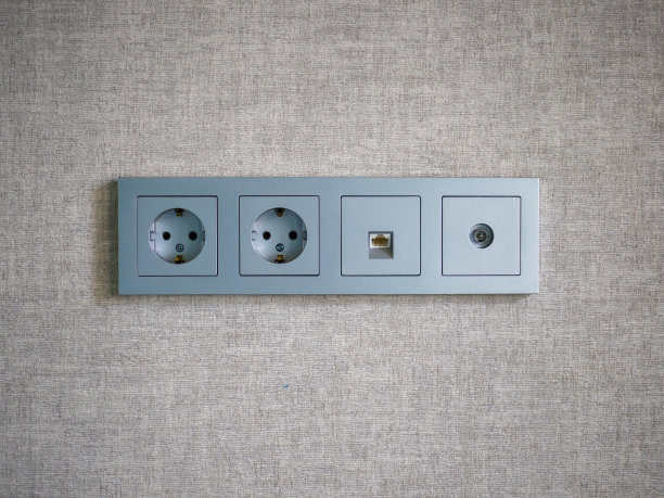 一个灰色的四个模块插座的特写。双电插座，以太网插座和电视插座。图片下载