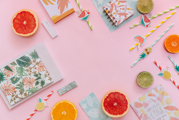 平躺的夏季热带背景。工作空间供应和新鲜水果。俯视图，复制空间图片下载