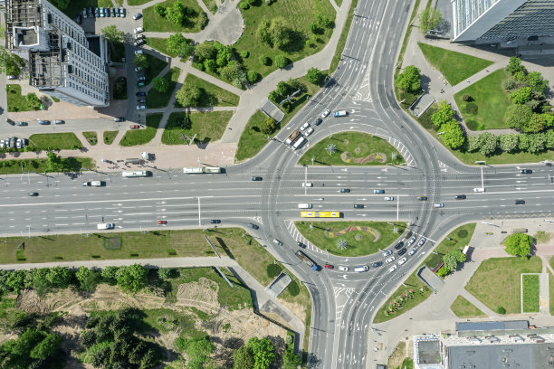 鸟瞰图的环岛道路与汽车交通在城市在夏季下午图片下载