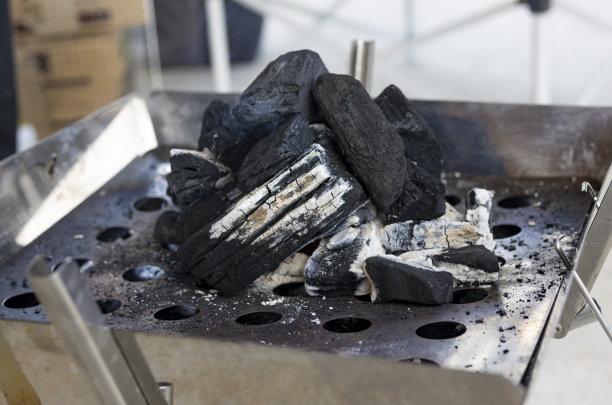 木炭烧烤架和火钳的形象图片下载