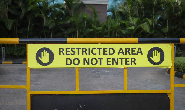 在印度的一个购物中心外面有一个封闭的路障和一个“限制区域”和“禁止进入”的警告标志。图片下载