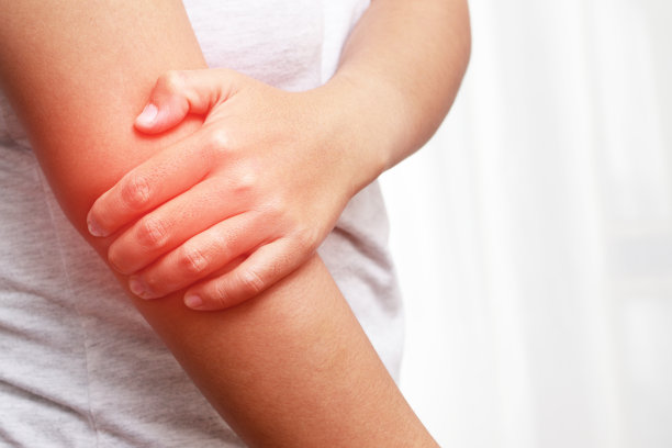 手臂疼痛的人图片下载