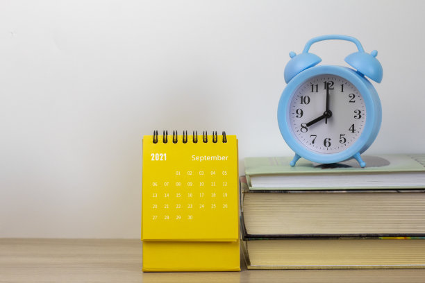 撕下2021年9月日历。用于计划、分配、组织和管理每个日期的桌面日历。回到学校。图片下载