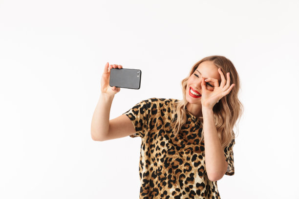 一个迷人的年轻金发女人的画像图片下载