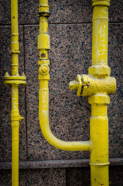 旧的黄色金属街道管道图片下载