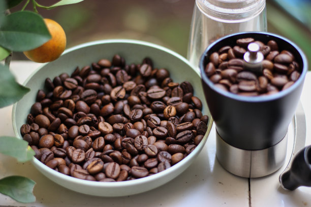 烘烤咖啡豆和咖啡研磨机图片下载
