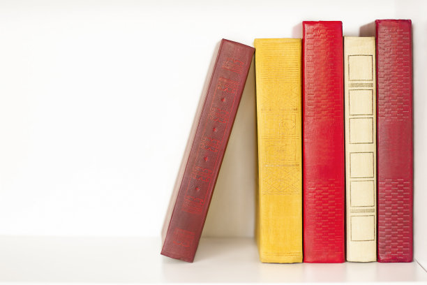 白色的书架上放着一堆彩色的书图片下载